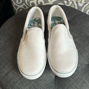 Size 9 white canvas Eddie Bauer slip on shoes loafers / sneakers